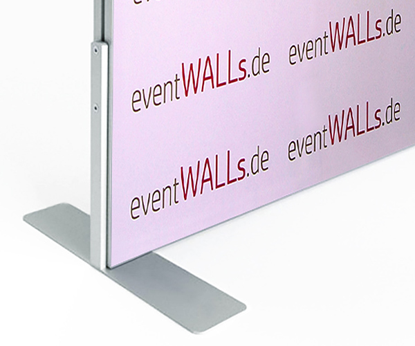 Bei besonders großen Wänden und bei Monitor-Stelen gibt die Fußplatte mit Seitenstütze perfekten Halt.